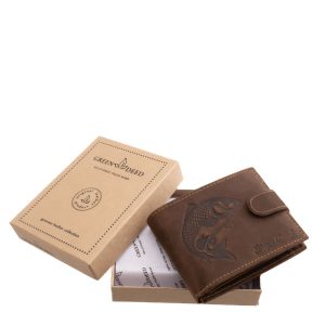 Valódi bőr alapanyagból készült férfi horgász pénztárca, amelynek fedelét különleges technológiával készült, kiemelkedő ponty mintázat díszíti.