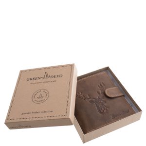 Valódi bőr férfi irattartó pénztárca díszdobozos kivitelben, amely modellünk fedelét impozáns szarvasfej mintás benyomás díszíti.