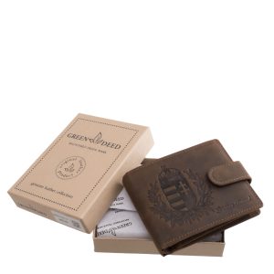 Ez a valódi bőr férfi pénztárca különleges megjelenését a fedelén látható részletgazdag magyar címer és az azt körülölelő díszes koszorú motívum adja.