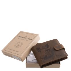 Ez a GreenDeed márkájú, valódi bőrből készült férfi pénztárca a vadászat szerelmeseinek készült, különleges, vaddisznófej mintás fedéllel.