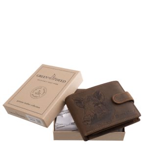 Ez a GreenDeed márkájú, valódi bőrből készült férfi pénztárca a vadászat szerelmeseinek készült, különleges, vaddisznófej mintás fedéllel.