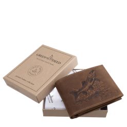 Horgász vásárlóink számára tervezett egyedi bőr pénztárca, látványos csuka mintás fedéllel, praktikus kialakítással, díszdobozos csomagolásban.