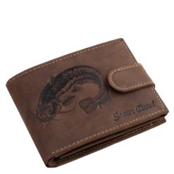 GreenDeed, valódi bőr férfi pénztárca a horgászat szerelmeseinek készült, részletgazdag harcsa mintás fedéllel és patentos átkapcsoló pánttal.