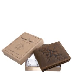 Ez a GreenDeed márkájú, valódi bőr férfi pénztárca különleges modellünk, amelynek fedelét egy részletgazdag, vadászgép mintával díszítettük.