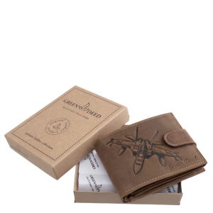 Ez a GreenDeed márkájú, valódi bőr férfi pénztárca különleges modellünk, amelynek fedelét egy részletgazdag, vadászgép mintával díszítettük.