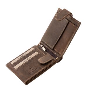 Ez a GreenDeed márkájú, valódi bőr férfi pénztárca különleges modellünk, amelynek fedelét egy részletgazdag, vadászgép mintával díszítettük.