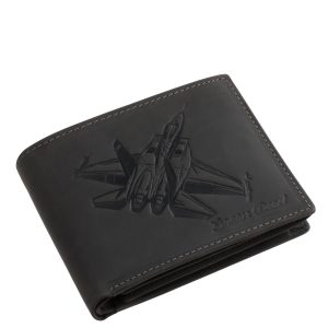 Ez a GreenDeed márkájú, valódi bőr férfi pénztárca különleges modellünk, amelynek fedelét egy részletgazdag, vadászgép mintával díszítettük.