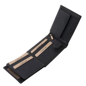 Ez a GreenDeed márkájú, valódi bőr férfi pénztárca különleges modellünk, amelynek fedelét egy részletgazdag, vadászgép mintával díszítettük.