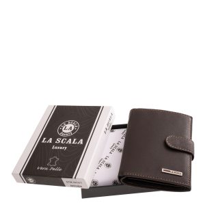 Ez az álló kivitelű, elegáns megjelenésű, valódi bőr, férfi irattartó pénztárca a La Scala márka prémium kollekciójának darabja.