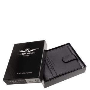 Fedezze fel a CORVO BIANCO márka exkluzív modelljét, ezt az elegáns csíkbetétes bőr pénztárcát, amely a prémium kategóriás kiegészítők világát képviseli.