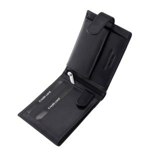 Fedezze fel a CORVO BIANCO márka exkluzív modelljét, ezt az elegáns csíkbetétes bőr pénztárcát, amely a prémium kategóriás kiegészítők világát képviseli.