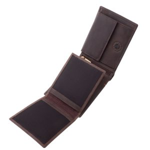 A GREEN DEED márka új, sportosan elegáns férfi bőr pénztárca, minőségi valódi bőrből készült, a természetesség és a modern stílus tökéletes ötvözete.