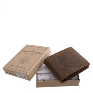 Ez a GreenDeed márkájú, valódi bőrből készült horgász témájú - ponty mintás bőr pénztárca a természet és a horgászat szerelmeseinek készült.