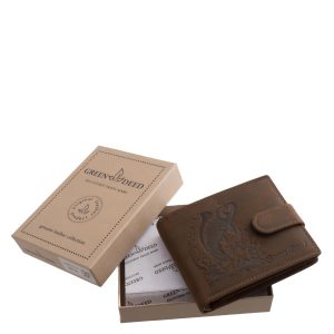 Ez a GreenDeed márkájú, valódi bőrből készült horgász témájú - ponty mintás bőr pénztárca a természet és a horgászat szerelmeseinek készült.