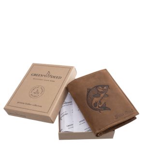 Ez az álló kivitelű, valódi bőr férfi irattartó pénztárca a GreenDeed márkacsalád természetes megjelenésű modellje, amit a horgászat hangulata ihletett.