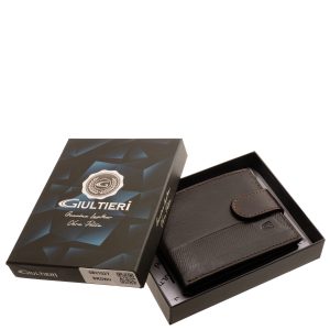 Ez a kompakt, kisméretű valódi bőrből készült férfi bőr pénztárca a Giultieri kollekció egyik legkedveltebb modellje díszdobozos kivitelben.