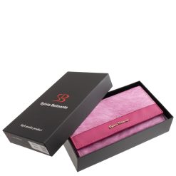 Stílusos díszdobozban forgalmazott, igazán divatos színkombinációkkal készült, nagyméretű női bőr pénztárca a Sylvia Belmonte kollekciójából.