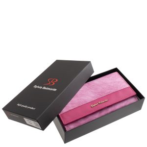 Stílusos díszdobozban forgalmazott, igazán divatos színkombinációkkal készült, nagyméretű női bőr pénztárca a Sylvia Belmonte kollekciójából.