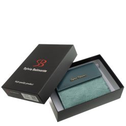 Szolid külsővel, elegáns, fényes női bőr pénztárca visszafogott méretben, számos kellemes színben, stílusos díszdobozos csomagolásban.