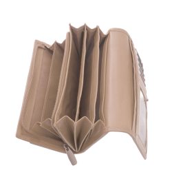 Ez a nagy méretű női pénztárca valódi, finom tapintású nappa bőrből készült, fedelén a LA SCALA Luxury márka elegáns bőrbenyomásos logójával.