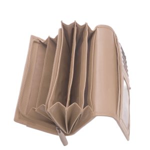 Ez a nagy méretű női pénztárca valódi, finom tapintású nappa bőrből készült, fedelén a LA SCALA Luxury márka elegáns bőrbenyomásos logójával.