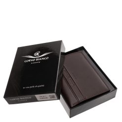 Ez a közepes méretű, különösen elegáns férfi irattartó pénztárca a Corvo Bianco márka kifinomult stílusát és magas minőségi elvárásait testesíti meg.