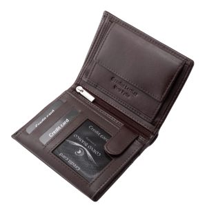 Ez a közepes méretű, különösen elegáns férfi irattartó pénztárca a Corvo Bianco márka kifinomult stílusát és magas minőségi elvárásait testesíti meg.